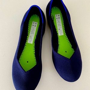 Excellent condition size 7 Rothy shoes in navy